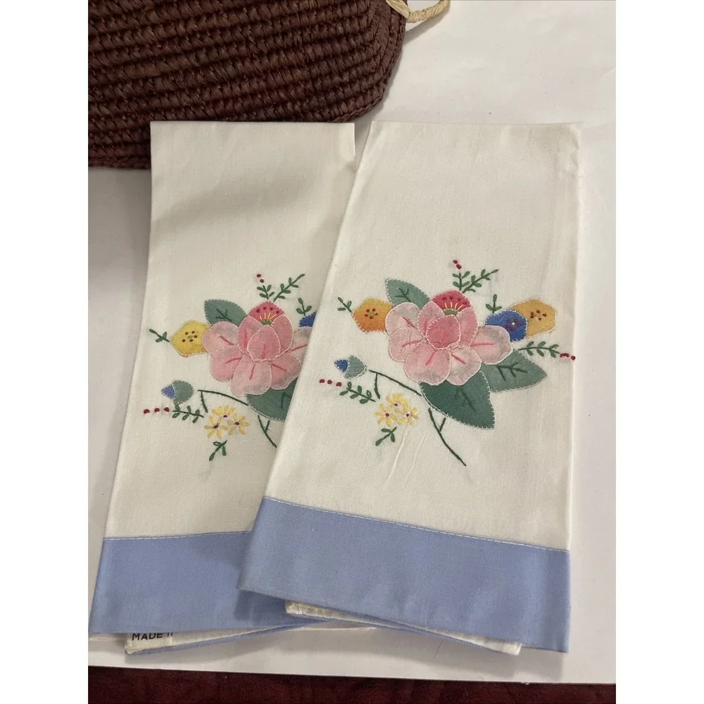 Vintage NWOT 2 multicolor floral applique hand towels 21 X 13 Cottage GrannyCore
